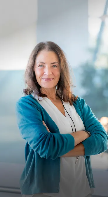 Andrea Müller, Geschäftsführerin der AM BUSINESS GmbH, lächelt in einem hellen Büro