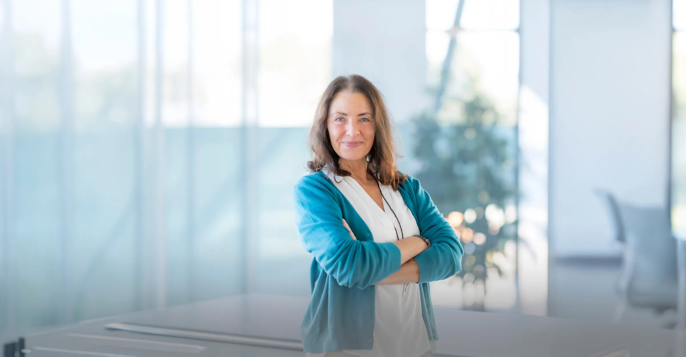Andrea Müller, Geschäftsführerin der AM BUSINESS GmbH, lächelt in einem hellen Büro